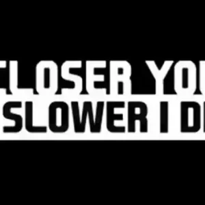 Ekspresowa dostawa Naklejka Im Bliżej Jesteś Tym Wolniej jadę! Nie Siedź mi na Zderzaku Wlepka