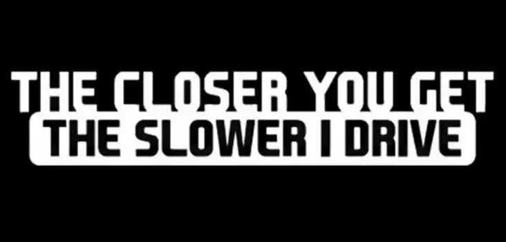 Ekspresowa dostawa Naklejka Im Bliżej Jesteś Tym Wolniej jadę! Nie Siedź mi na Zderzaku Wlepka